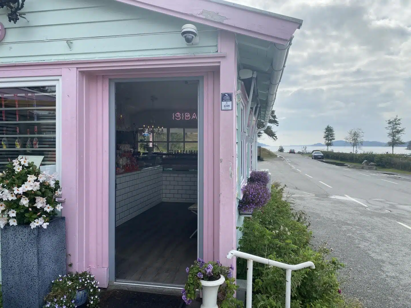 Fasaden av inngangen til ISI Bar i Høysand, Skjeberg